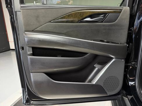 Used 2020 Cadillac Escalade ESV Platinum AWD/4WD image 19