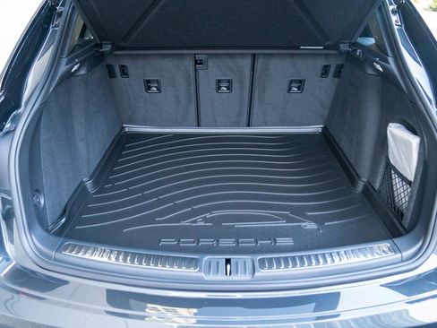 Certified 2025 Porsche Macan image 24