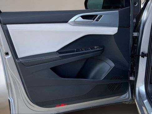 Certified 2025 Volkswagen Taos SE image 22