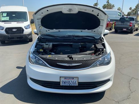 Used 2017 Chrysler Pacifica LX FWD image 11