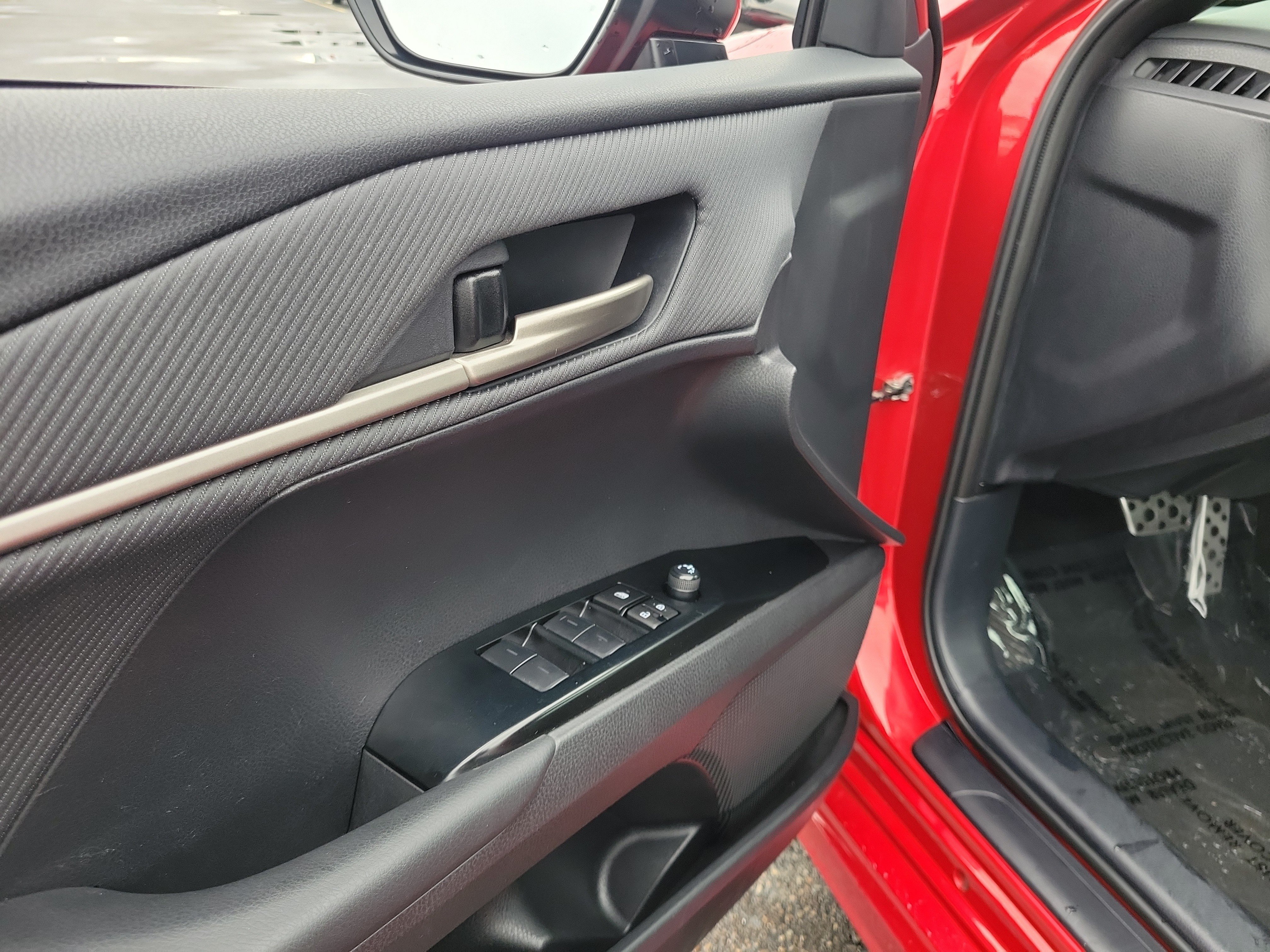 Used 2025 Toyota Camry SE FWD image 18