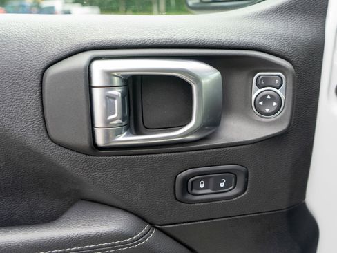 Used 2022 Jeep Wrangler Unlimited Sahara w/ LED Lighting Group AWD/4WD image 15