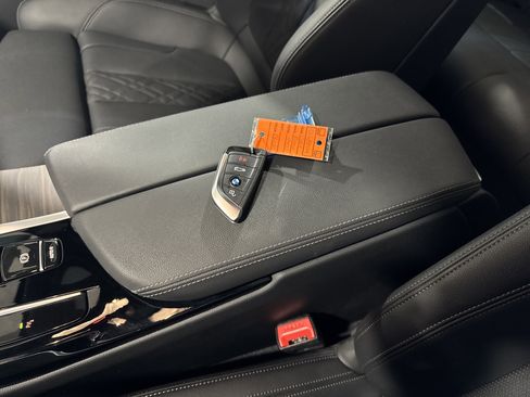 Used 2023 BMW 540i w/ Premium Package image 27