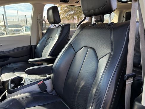 Used 2018 Chrysler Pacifica Limited image 14