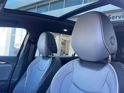 Used 2025 Volkswagen Tiguan SEL R-Line image 8