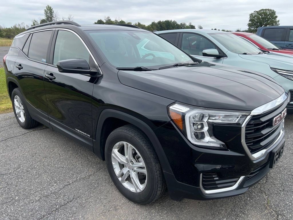 Used 2023 GMC Terrain SLE w/ Driver Convenience Package AWD/4WD image 2