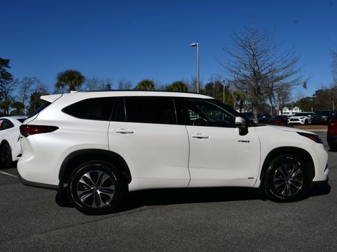 Used 2020 Toyota Highlander XLE image 5