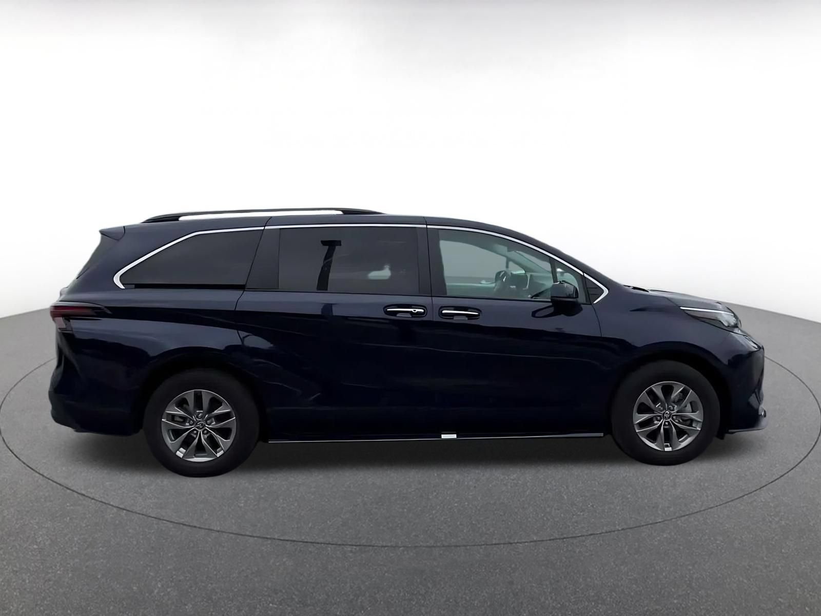 Used 2025 Toyota Sienna XLE FWD image 15
