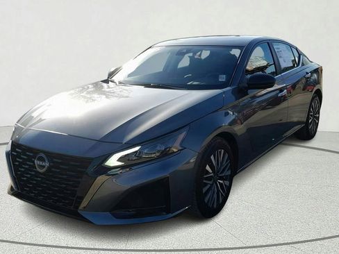 Used 2025 Nissan Altima 2.5 SV image 3