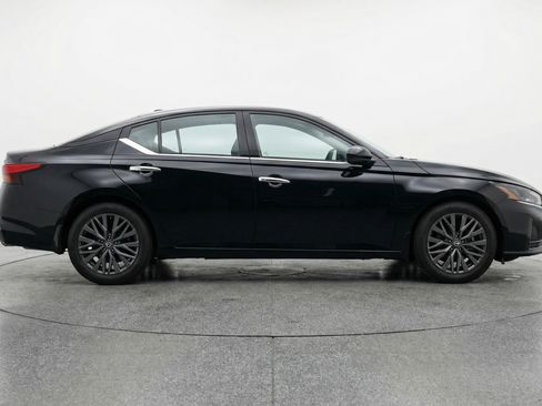 Used 2025 Nissan Altima 2.5 SV FWD image 11