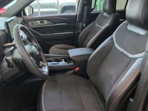 Used 2025 Ford Explorer ST image 6
