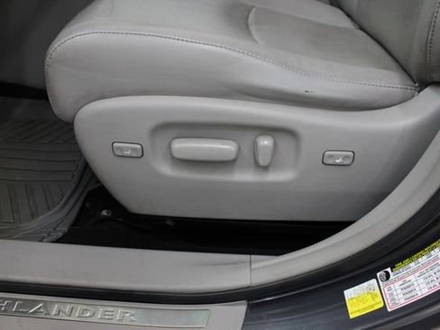 Used 2012 Toyota Highlander Limited w/ Tow Pkg AWD/4WD image 35