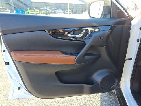 Used 2019 Nissan Rogue SL w/ Premium Package image 14