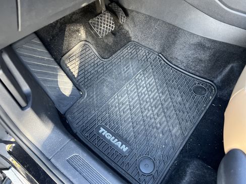 Certified 2024 Volkswagen Tiguan SE image 15