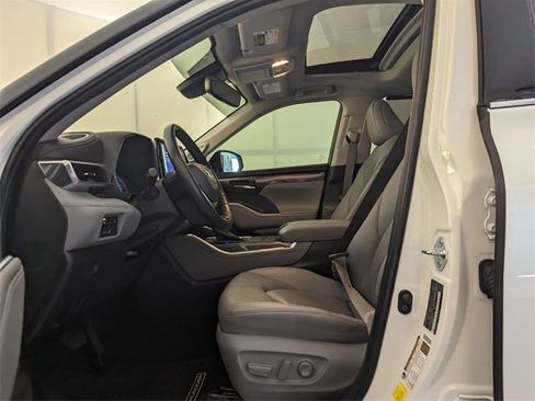 Used 2023 Toyota Highlander L image 6