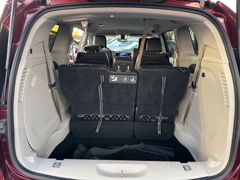 Used 2018 Chrysler Pacifica Touring-L image 10