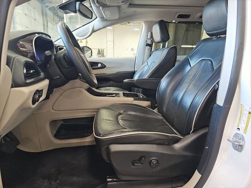 Used 2023 Chrysler Pacifica Limited FWD image 18