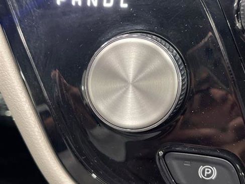 Used 2023 Chrysler Pacifica Touring-L image 23