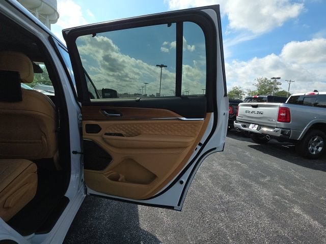 Used 2025 Jeep Grand Cherokee L Summit AWD/4WD image 14