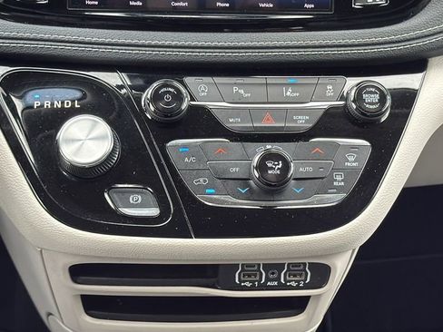 Used 2023 Chrysler Pacifica Touring-L image 18