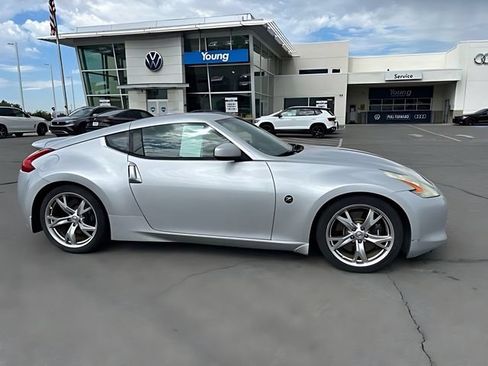 Used 2009 Nissan 370Z Touring w/ Sport Pkg RWD image 2