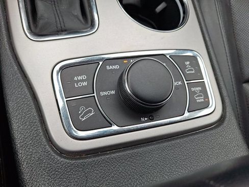 Used 2018 Jeep Grand Cherokee Overland AWD/4WD image 30