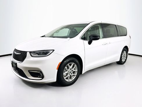 Used 2024 Chrysler Pacifica Touring-L image 3