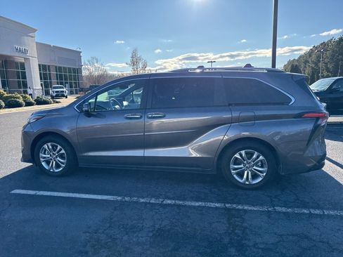 Used 2023 Toyota Sienna Platinum image 4