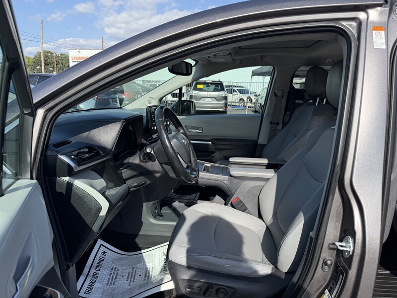Used 2022 Toyota Sienna XLE w/ XLE Plus Package FWD image 11