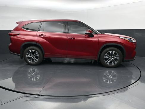 Used 2022 Toyota Highlander XLE AWD/4WD image 9