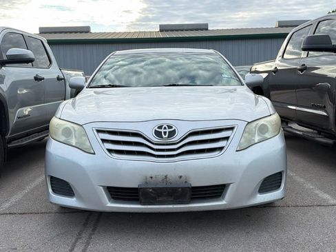 Used 2011 Toyota Camry LE image 2