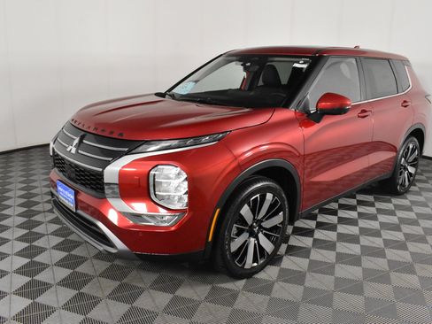 Used 2025 Mitsubishi Outlander SE image 10