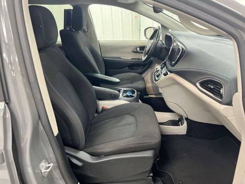 Used 2021 Chrysler Pacifica Touring w/ Uconnect Theater Family Group FWD image 21