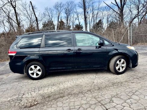 Used 2013 Toyota Sienna LE image 2