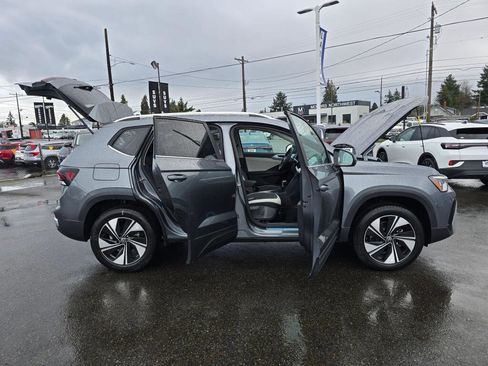 New 2026 Volkswagen Taos SE image 19