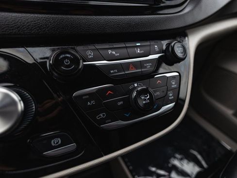 Used 2024 Chrysler Pacifica Touring-L FWD image 17
