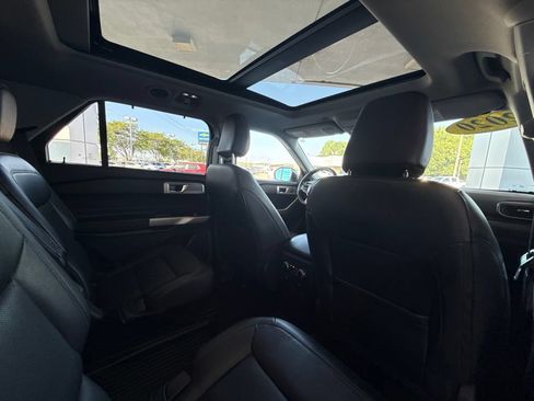 Used 2022 Ford Explorer Limited w/ Equipment Group 301A AWD/4WD image 30