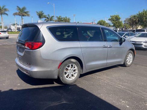 Used 2017 Chrysler Pacifica LX image 2