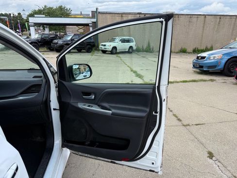 Used 2017 Toyota Sienna SE Premium image 22