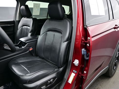 Used 2023 Jeep Grand Cherokee L Limited w/ Luxury Tech Group II AWD/4WD image 11