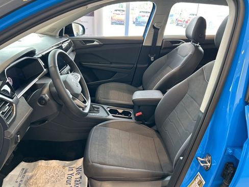 Used 2025 Volkswagen Taos SE image 9