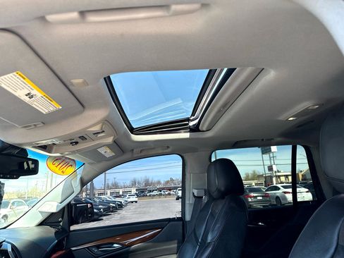 Used 2015 Cadillac Escalade Luxury image 31