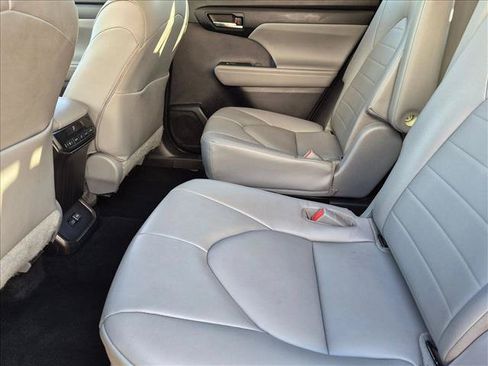Used 2022 Toyota Highlander XLE FWD image 17