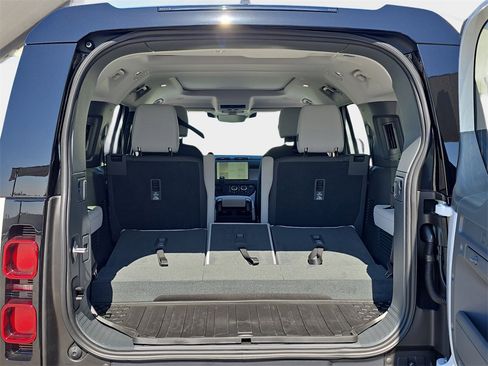 New 2025 Land Rover Defender 130 X-Dynamic SE image 13