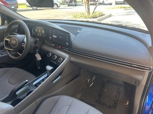 Certified 2025 Hyundai Elantra SE image 28