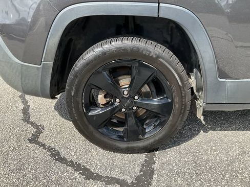 Used 2017 Jeep Cherokee Sport FWD image 20