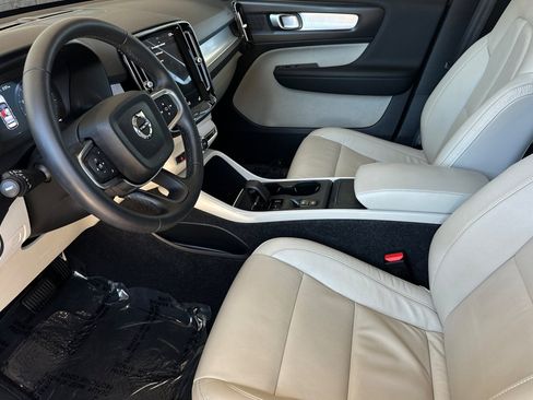 Used 2022 Volvo XC40 T5 Momentum image 9