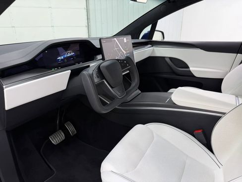 Used 2023 Tesla Model X Plaid image 12