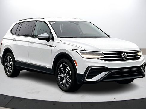 Used 2024 Volkswagen Tiguan SE image 2