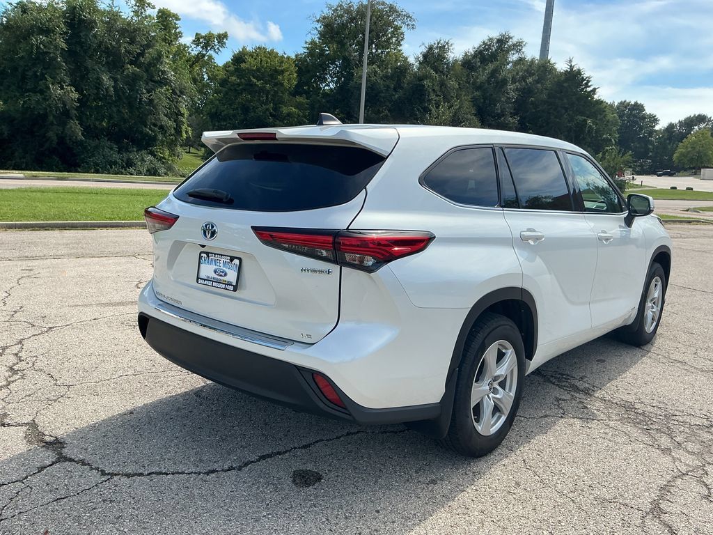 Used 2022 Toyota Highlander LE AWD/4WD image 8